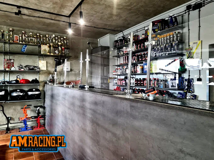 wnętrze sklepu motocyklowego AM Racing